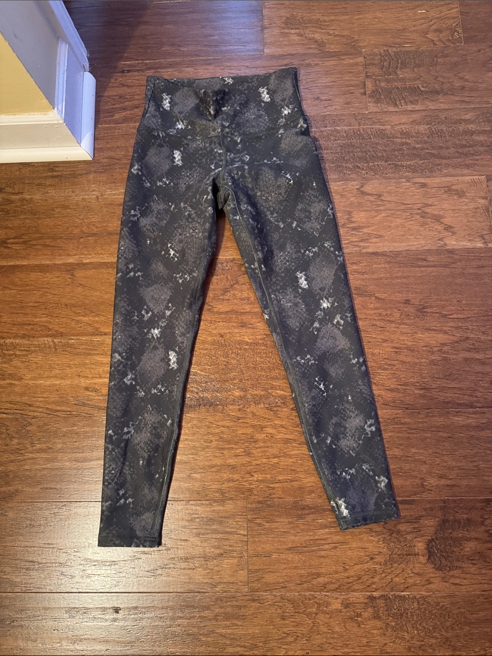 Jessica Simpson High-Rise Lizard Print Leggings - Black Two shades of Gray S